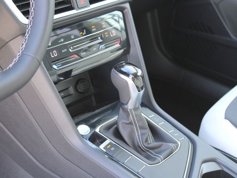 New 2025 Volkswagen Taos SE image 15