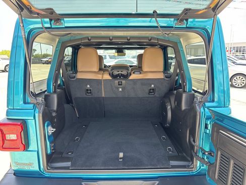 Used 2020 Jeep Wrangler Unlimited Sahara AWD/4WD image 8