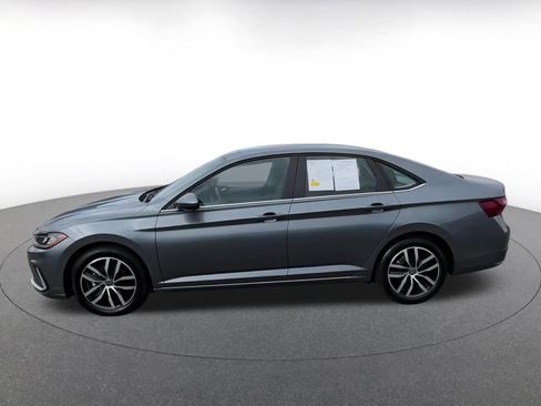 Used 2025 Volkswagen Jetta SE image 9