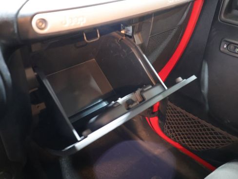 Used 2017 Jeep Wrangler Unlimited Sahara w/ Connectivity Group image 29