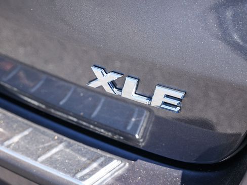 Used 2019 Toyota Highlander XLE image 14