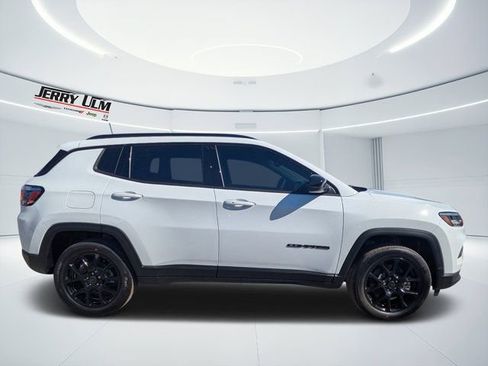 New 2026 Jeep Compass Latitude image 2