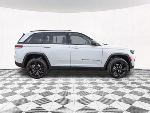 New 2025 Jeep Grand Cherokee Altitude image 15