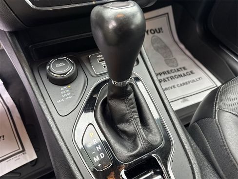 Used 2019 Jeep Cherokee Limited image 20