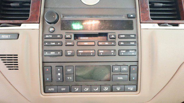 Used 2003 Lincoln Town Car Executive RWD image 15