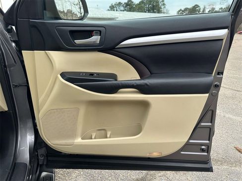 Used 2015 Toyota Highlander XLE image 10