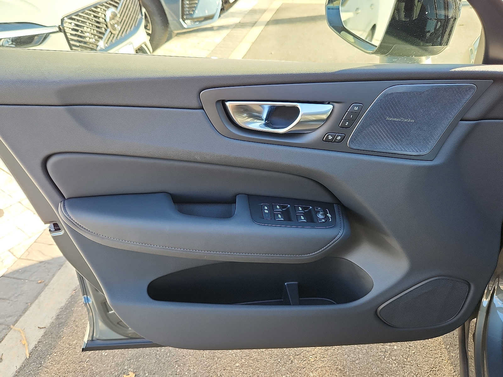 Used 2027 Volvo XC60 B5 Plus AWD/4WD image 12