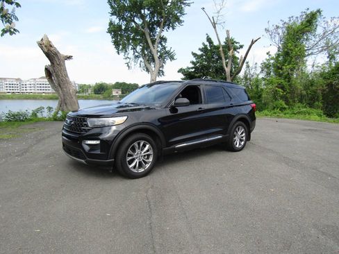 Used 2020 Ford Explorer XLT w/ Equipment Group 202A AWD/4WD image 35