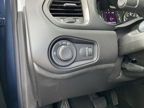 Used 2023 Jeep Renegade Latitude AWD/4WD image 31