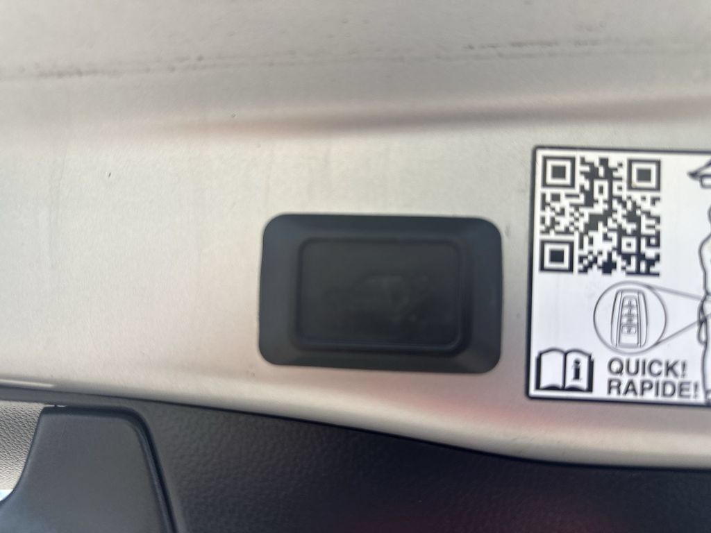 Used 2022 Toyota RAV4 Limited AWD/4WD image 32