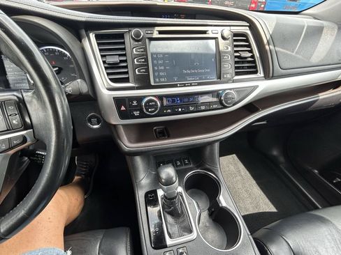 Used 2019 Toyota Highlander XLE AWD/4WD image 4