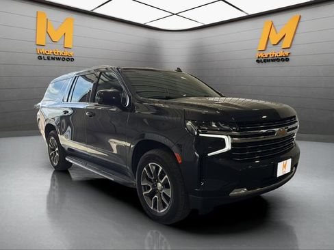 Used 2022 Chevrolet Suburban LT w/ Luxury Package image 2