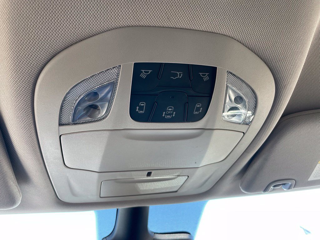 Used 2023 Chrysler Pacifica Touring-L FWD image 40