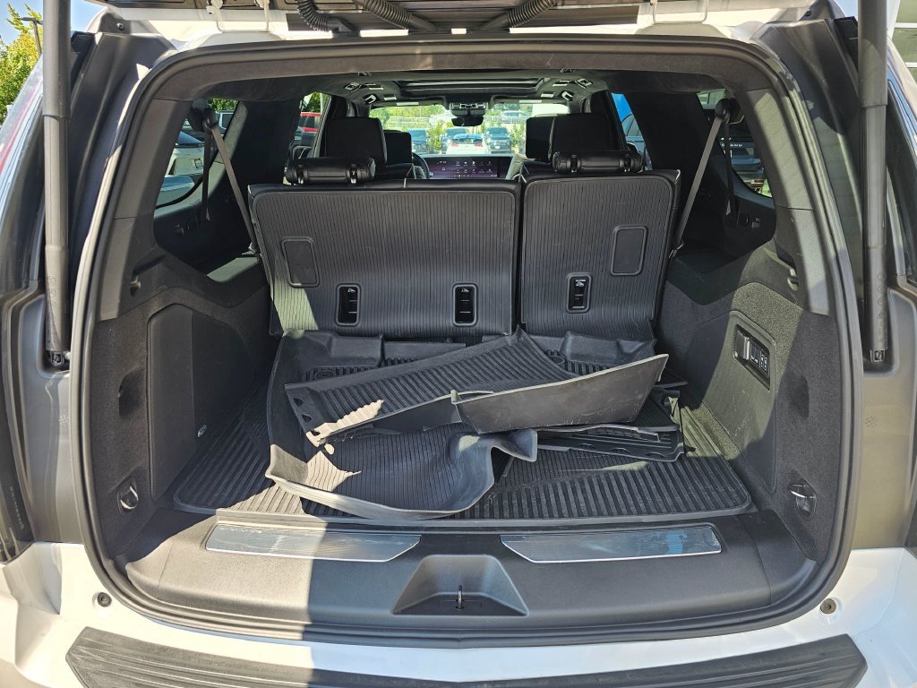 Used 2025 Cadillac Escalade ESV Sport Platinum w/ LPO, ONYX Package AWD/4WD image 14