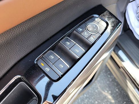 Used 2023 Nissan Pathfinder Platinum FWD image 11