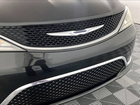 Used 2017 Chrysler Pacifica Touring Plus FWD image 35
