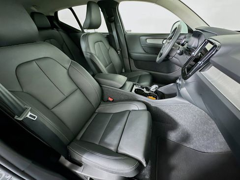 Used 2025 Volvo XC40 B5 Plus image 33