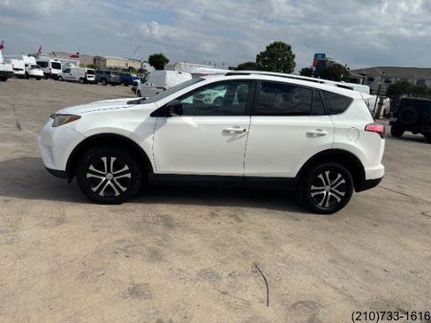 Used 2016 Toyota RAV4 LE FWD image 4