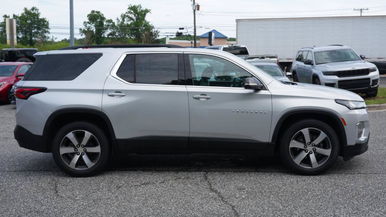 Used 2022 Chevrolet Traverse LT w/ LT Premium Package AWD/4WD image 4