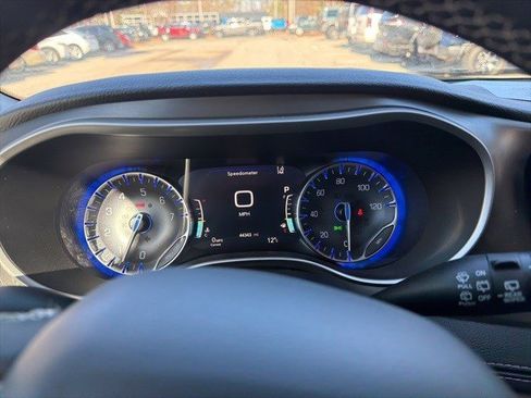 Used 2022 Chrysler Pacifica Touring-L image 12