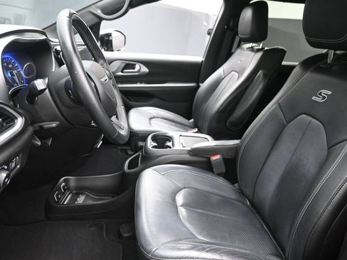 Used 2018 Chrysler Pacifica Touring-L Plus w/ Advanced Safetytec Group FWD image 17