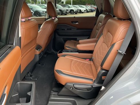 Used 2024 Nissan Pathfinder Platinum image 15