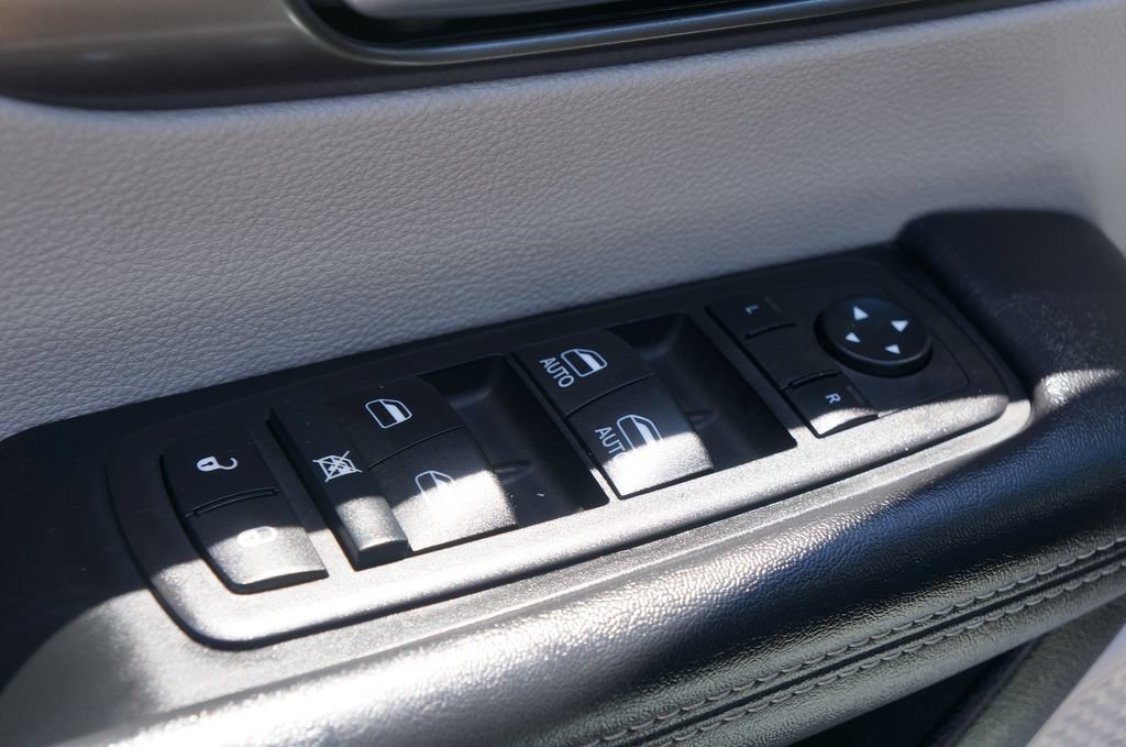 Used 2024 Chrysler Pacifica Touring-L FWD image 17