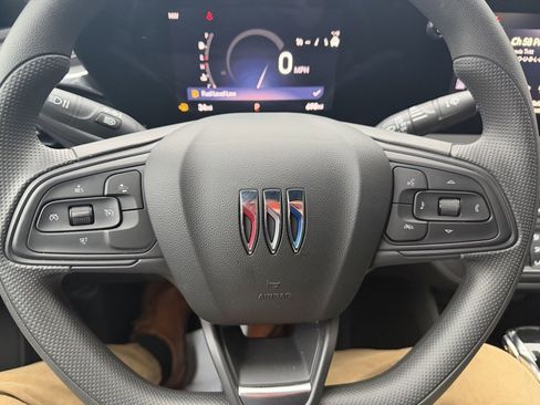 Used 2025 Buick Envista Preferred image 22