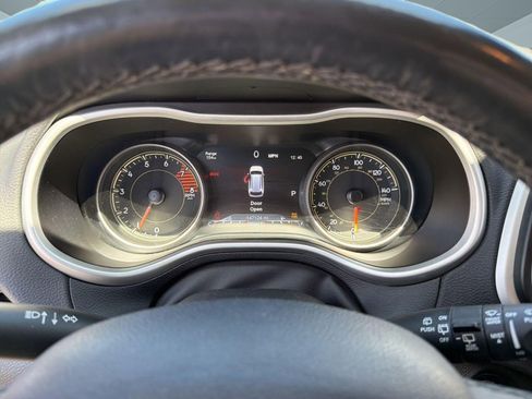 Used 2017 Jeep Cherokee Trailhawk AWD/4WD image 18
