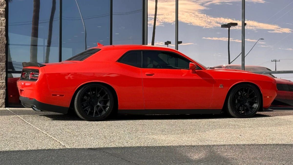 Used 2016 Dodge Challenger R/T Scat Pack w/ Leather Interior Group RWD image 13