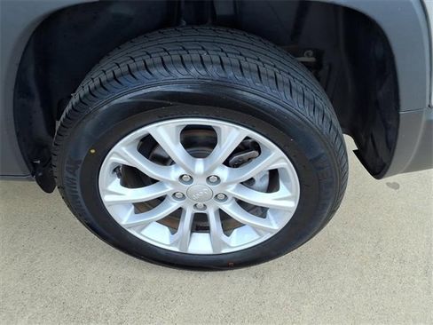 Used 2021 Jeep Cherokee Latitude image 18