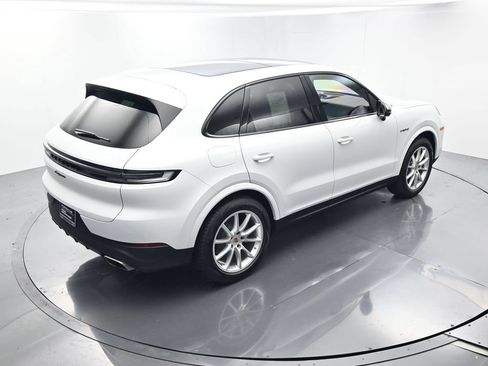 Certified 2024 Porsche Cayenne AWD/4WD image 40