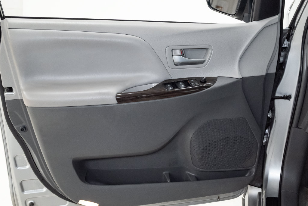 Used 2018 Toyota Sienna XLE Premium FWD image 9