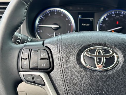 Used 2019 Toyota Highlander XLE w/ Carpet Mat Package (TMS) image 19