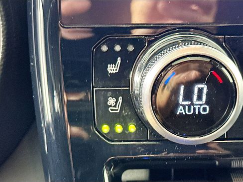 Used 2024 Toyota Highlander Limited image 21