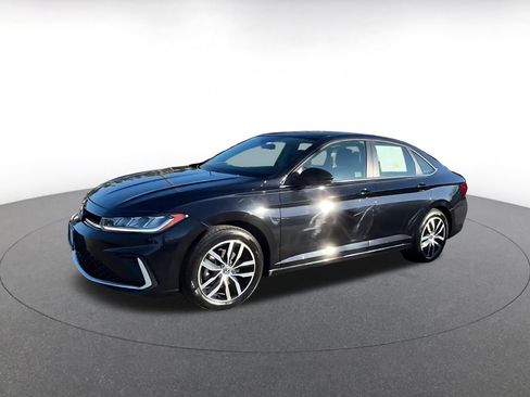 Used 2025 Volkswagen Jetta SE image 8