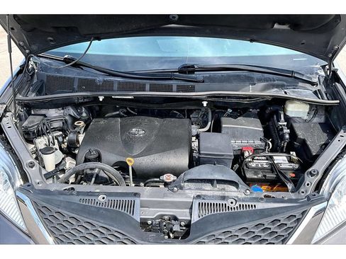 Used 2017 Toyota Sienna XLE w/ XLE Navigation Package AWD/4WD image 31