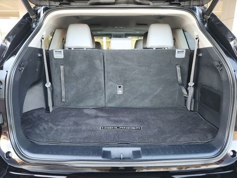 Certified 2021 Toyota Highlander XLE image 24
