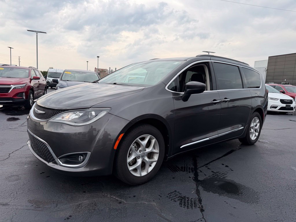 Used 2017 Chrysler Pacifica Touring Plus w/ Tire & Wheel Group FWD image 3