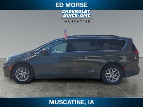 Used 2022 Chrysler Pacifica Touring-L FWD image 2