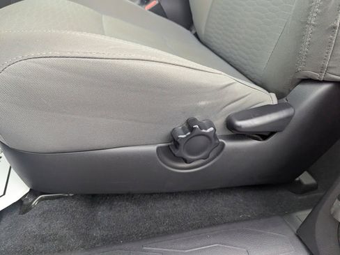 Used 2016 Toyota Tacoma SR image 11