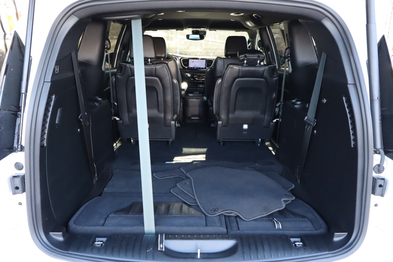 Used 2026 Chrysler Pacifica Select FWD image 37