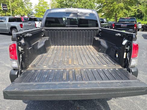 Used 2021 Toyota Tacoma TRD Off-Road image 12