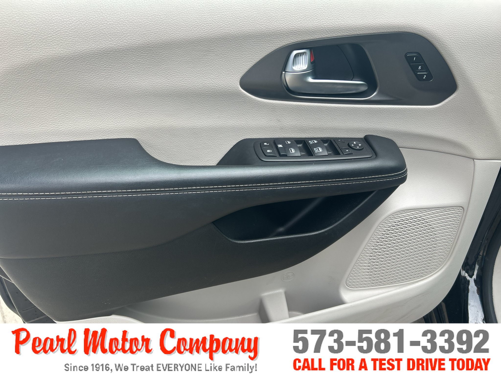 Used 2024 Chrysler Pacifica Touring-L FWD image 9