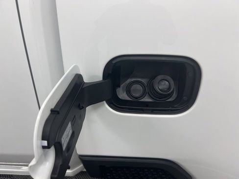 Used 2023 Chevrolet Silverado 3500 High Country w/ Technology Package image 11