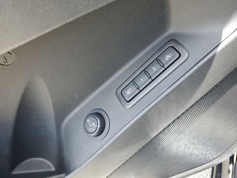 Used 2021 Chevrolet Equinox Premier image 17