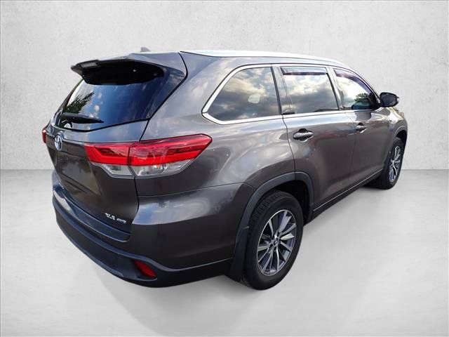 Used 2019 Toyota Highlander XLE AWD/4WD image 4