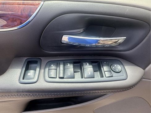Used 2014 Chrysler Town & Country Touring-L w/ Driver Convenience Group FWD image 11