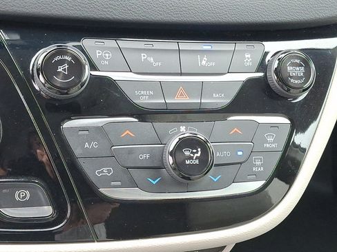Used 2017 Chrysler Pacifica Touring-L Plus w/ Advanced Safetytec Group FWD image 18