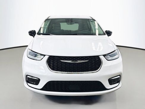 Used 2024 Chrysler Pacifica Touring-L FWD image 2